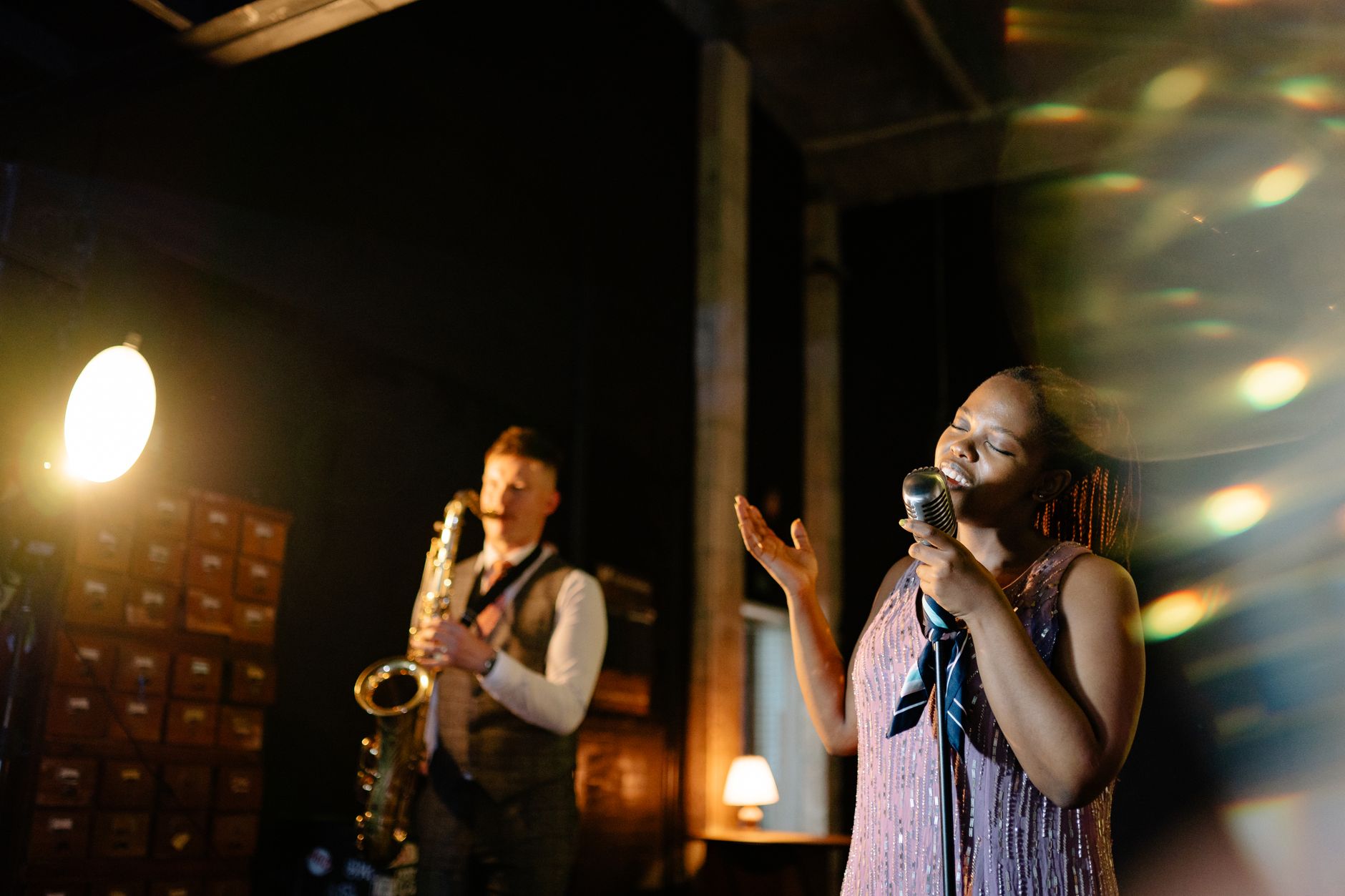 singer live small venue (Photo: Yan Krukau / Pexels)
