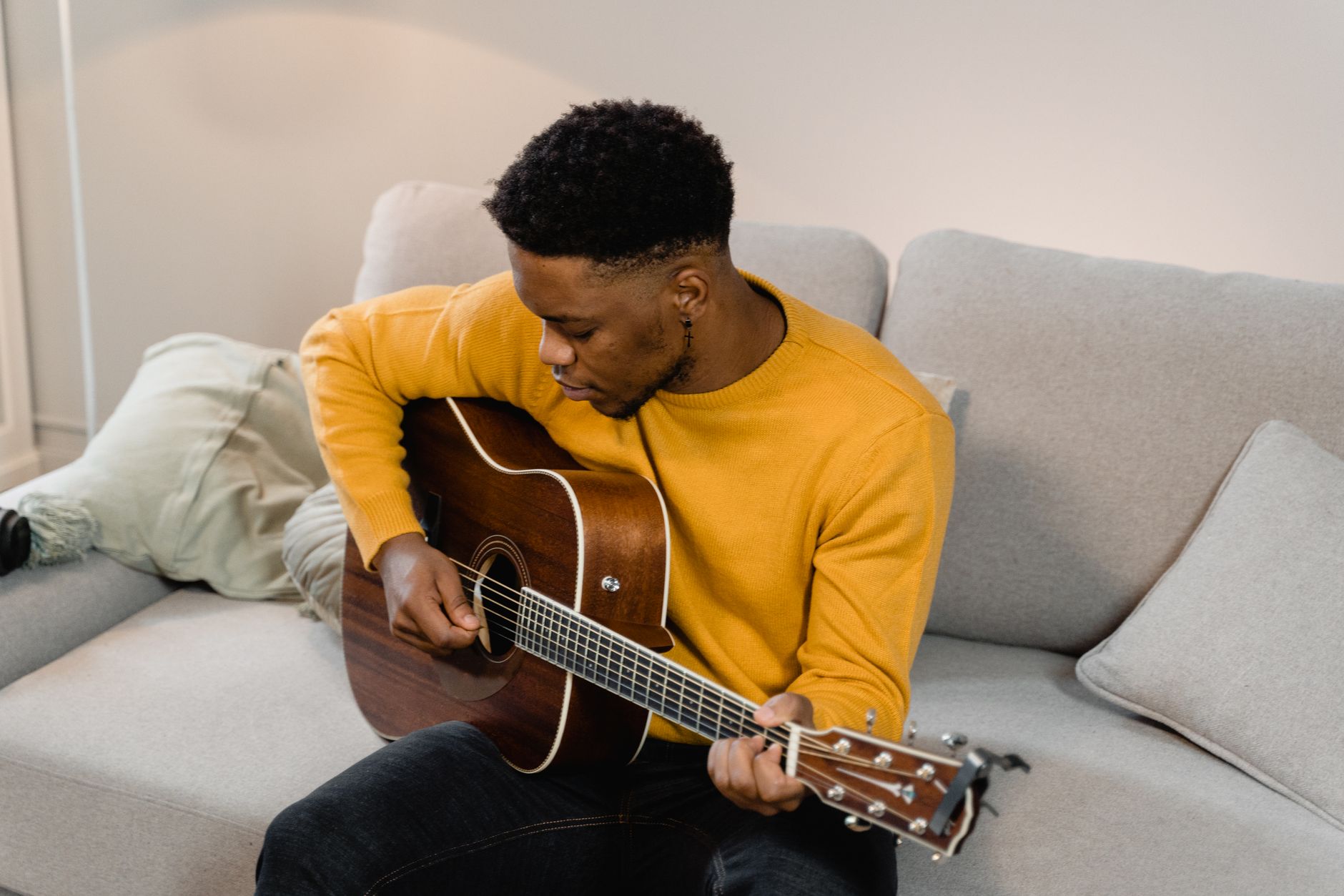 guitarist writing song room (Photo: Tima Miroshnichenko / Pexels)