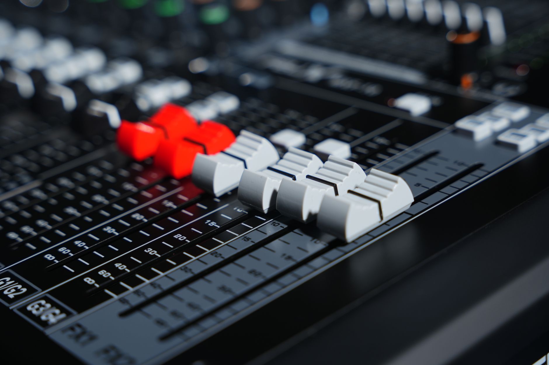 mixing console faders closeup (Photo: TUAN HOANG NGUYEN / Pexels)