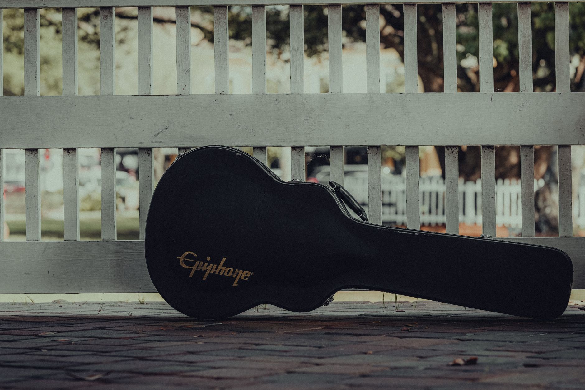 guitar case closed room (Photo: Connor Scott McManus / Pexels)