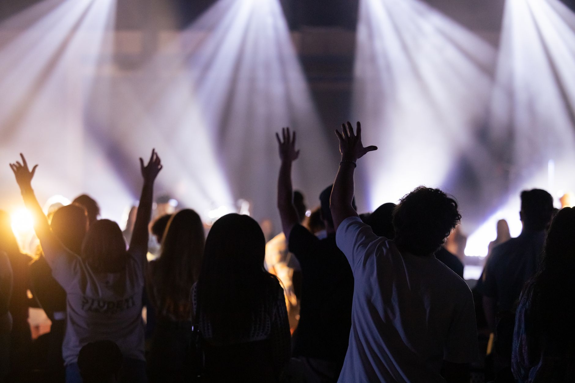 concert crowd stage lights (Photo: Matthew Hernandez / Pexels)