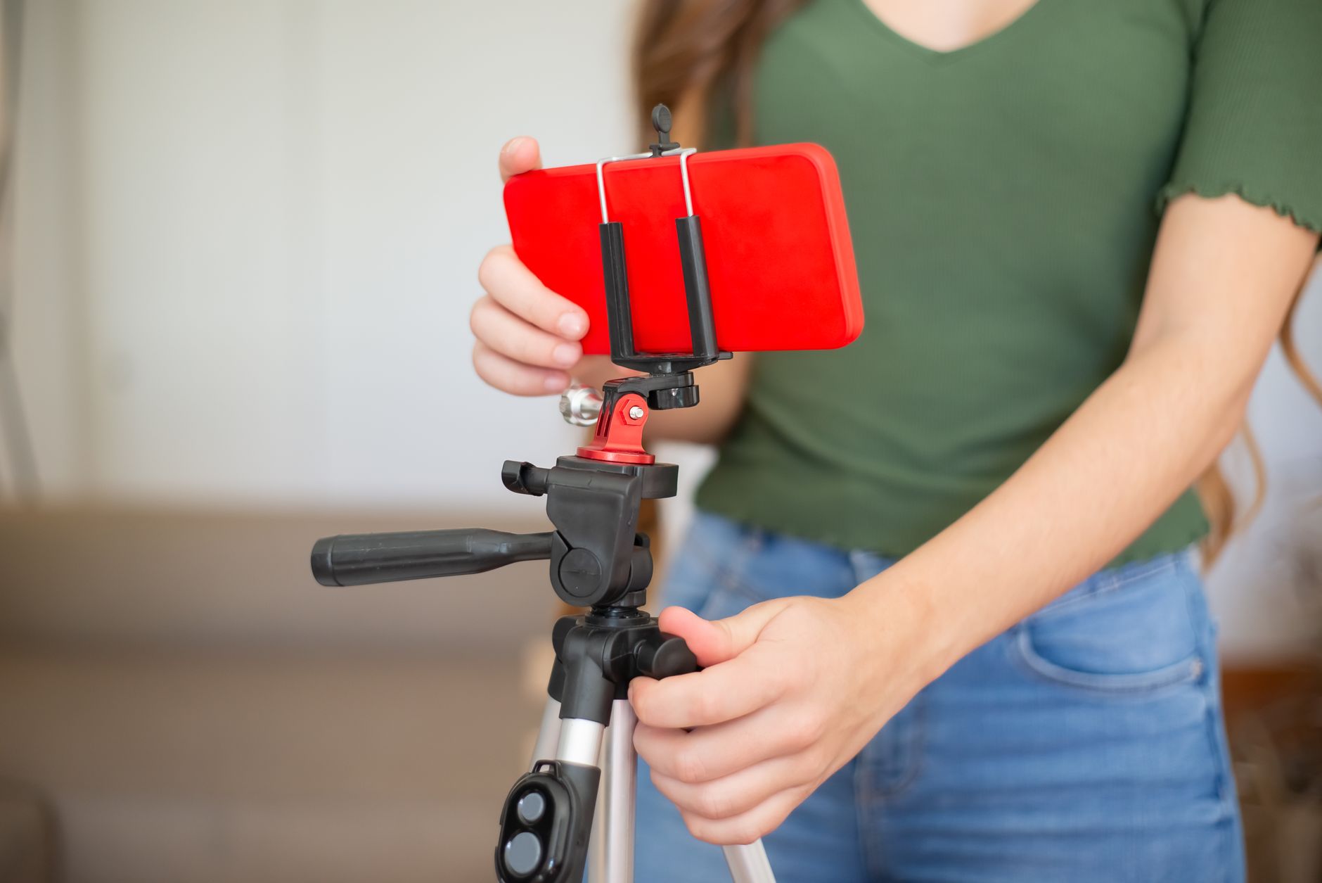 smartphone tripod home recording (Photo: Kampus Production / Pexels)