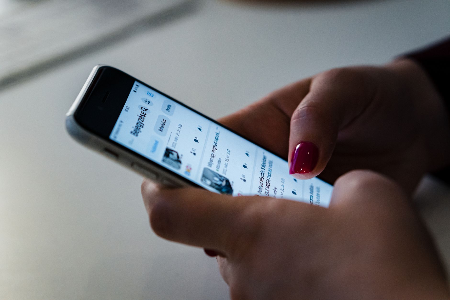phone profile screen hands (Photo: dlxmedia.hu / Pexels)