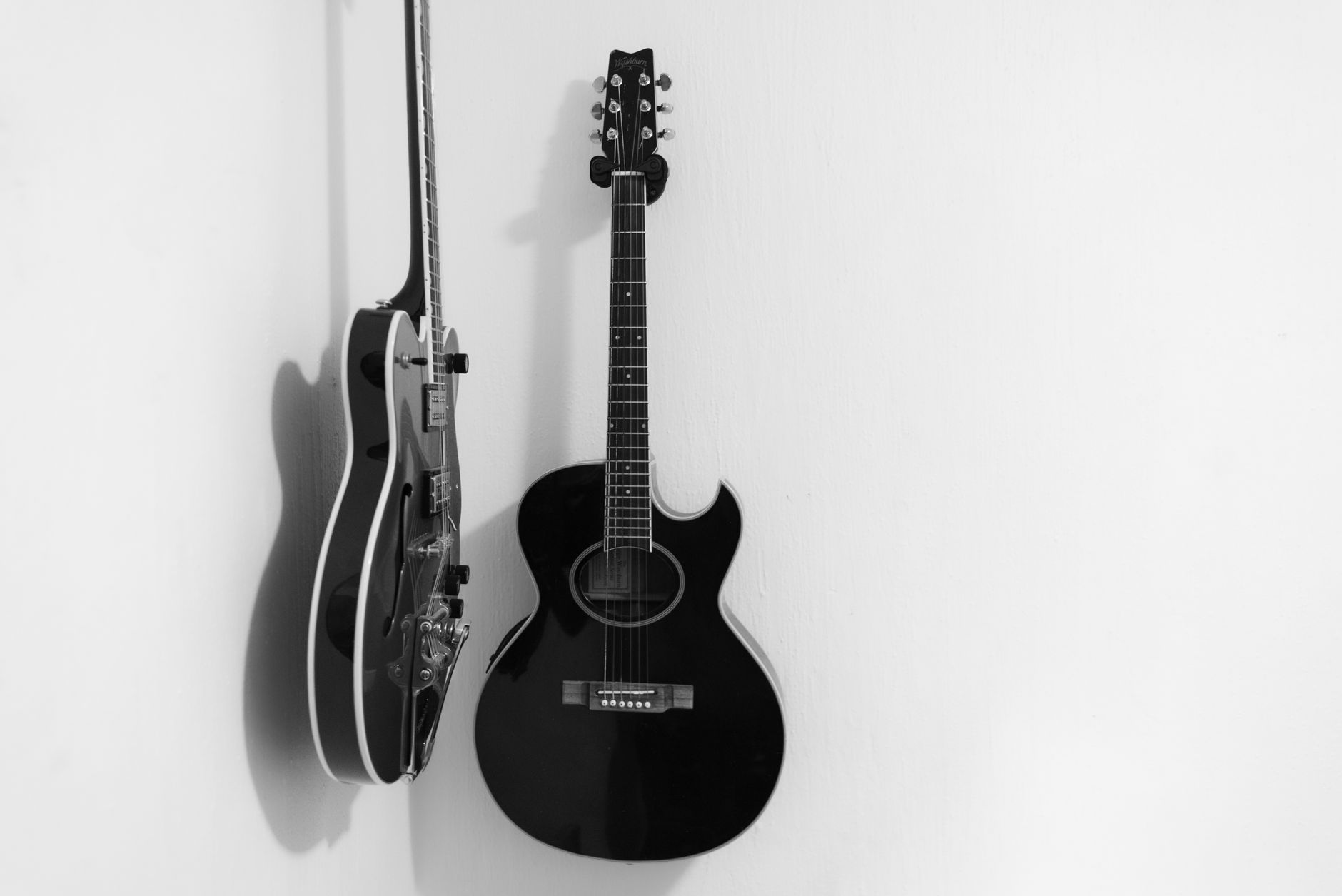 guitar leaning wall quiet room (Photo: Brunxs / Pexels)
