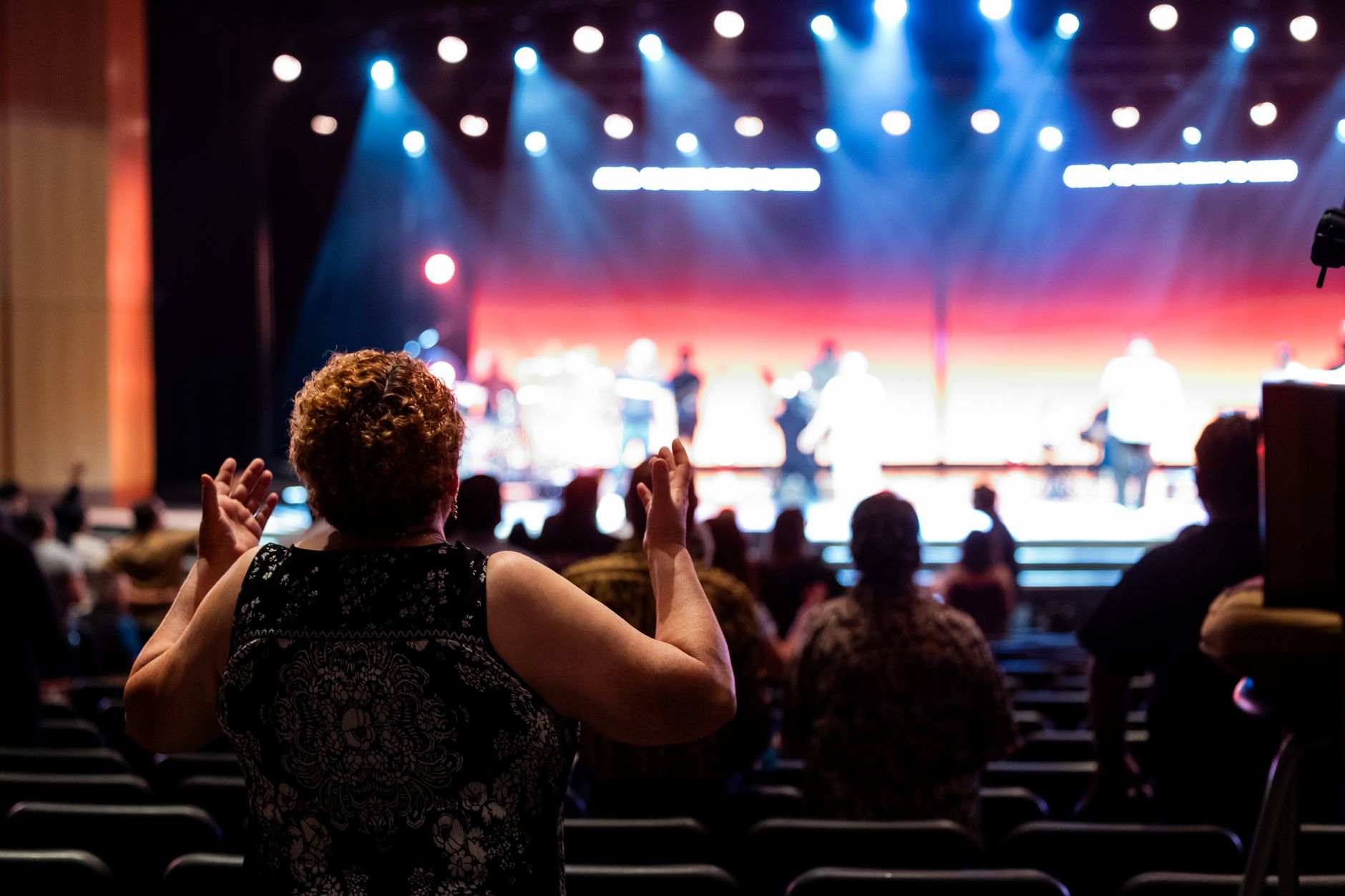 audience applause small stage (Photo: Caleb Oquendo / Pexels)