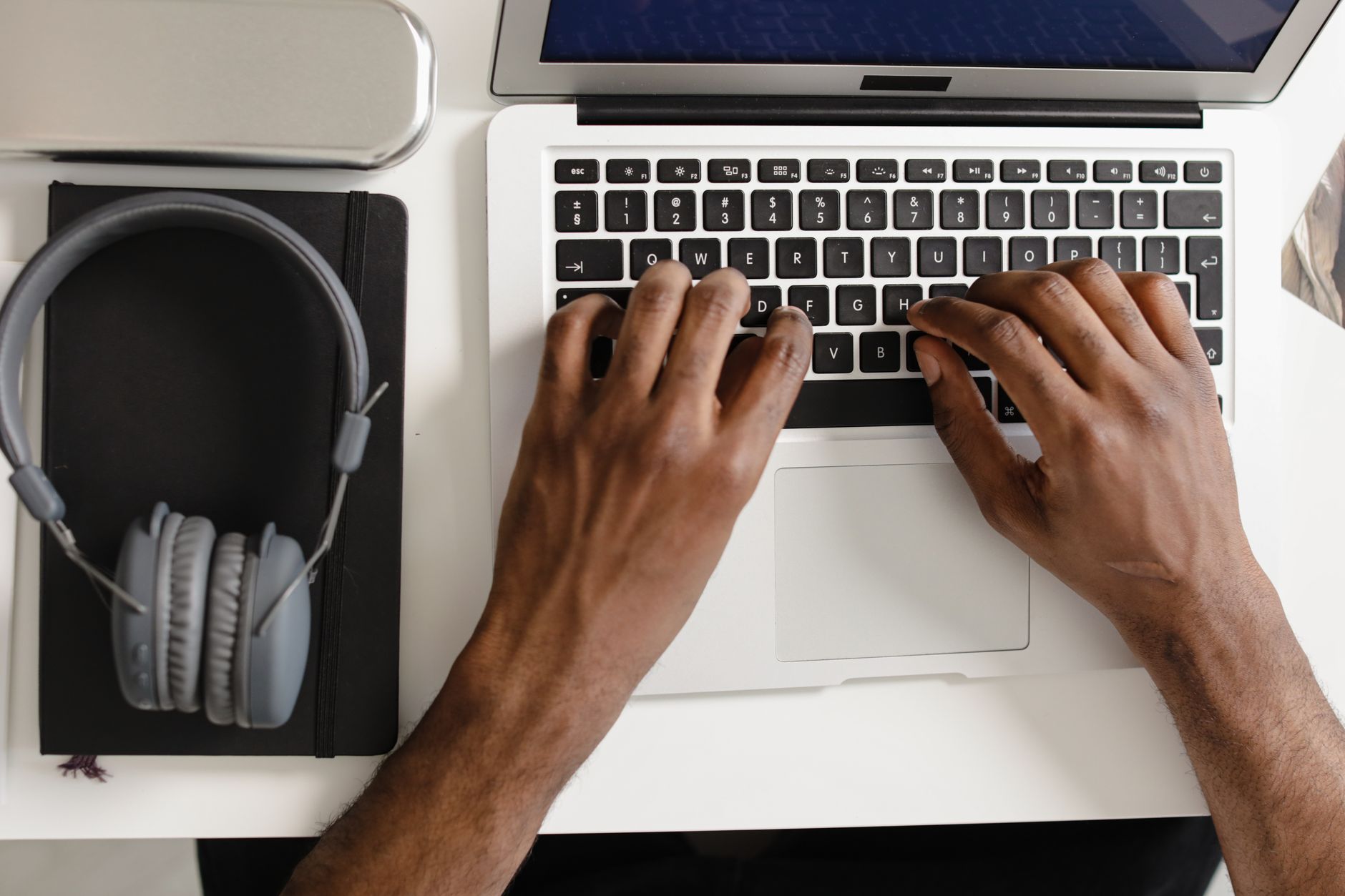 typing keyboard headphones desk (Photo: Ron Lach / Pexels)