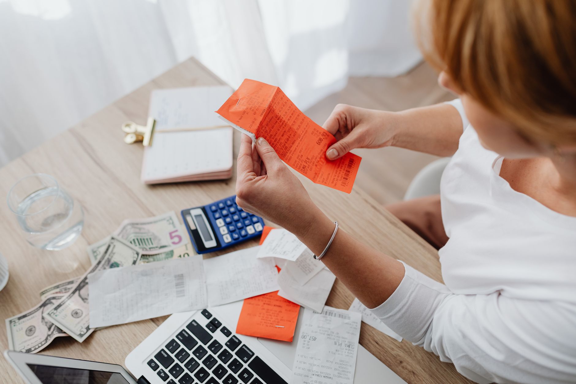 calculator invoice paper (Photo: https://kaboompics.com/ / Pexels)