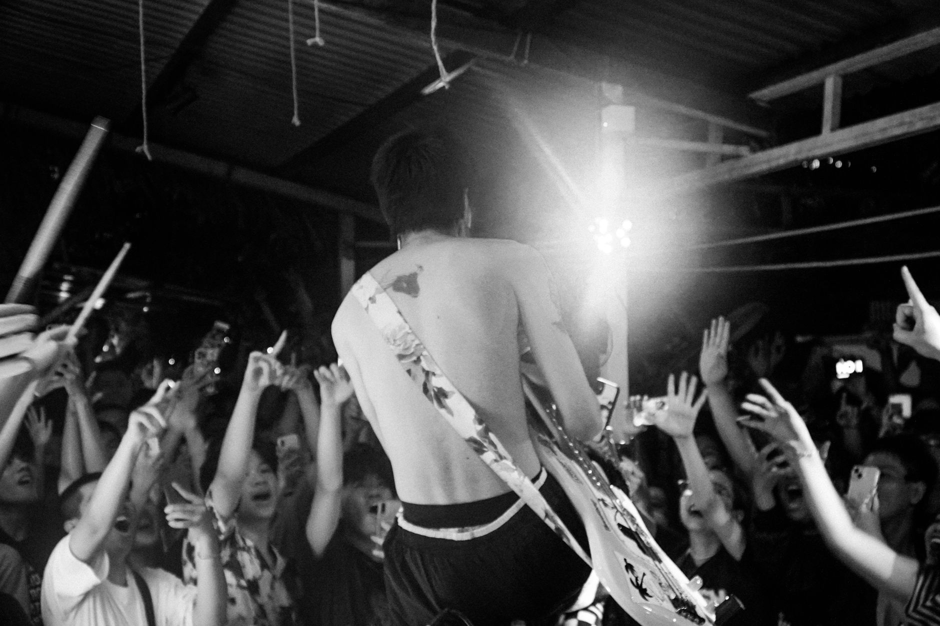 notebook guitar after show (Photo: Quyn Phạm / Pexels)