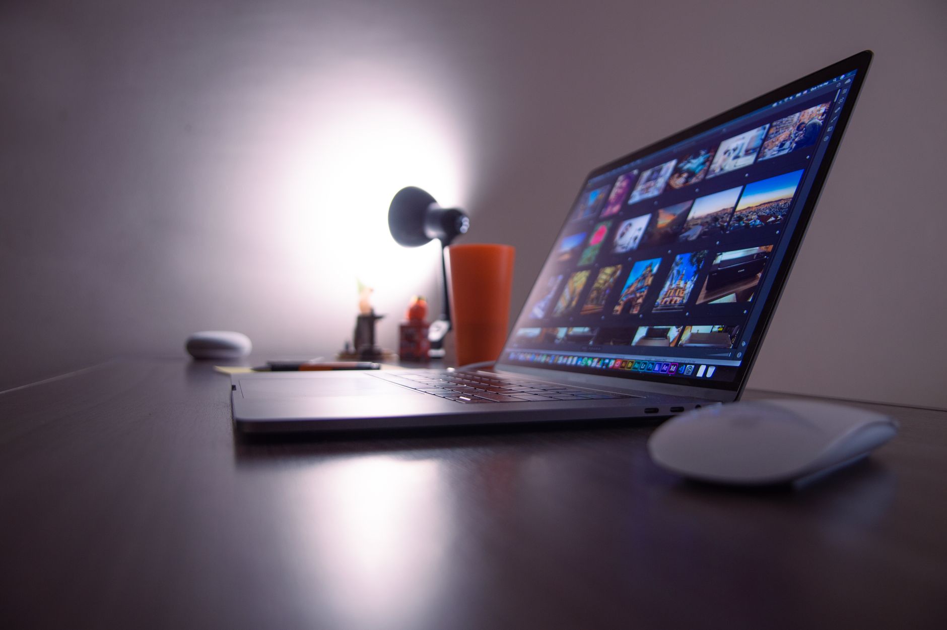 music production mouse screen (Photo: Caio / Pexels)