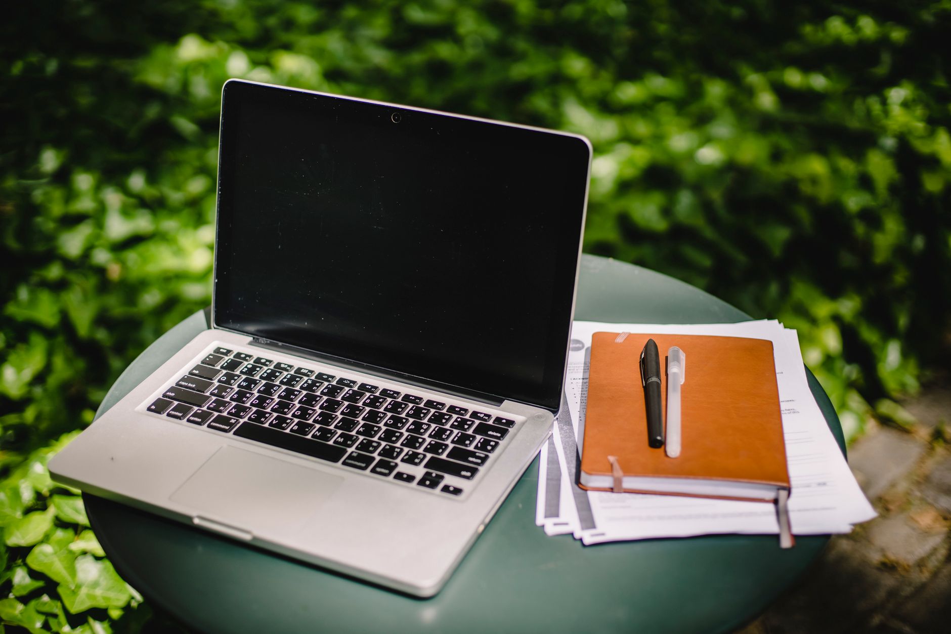laptop translation notebook study (Photo: Ketut Subiyanto / Pexels)