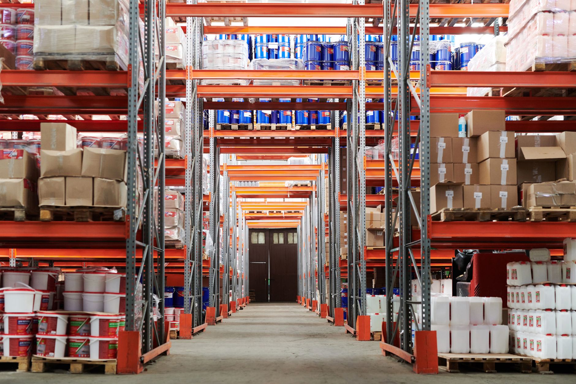 shelves stock boxes (Photo: Tiger Lily / Pexels)
