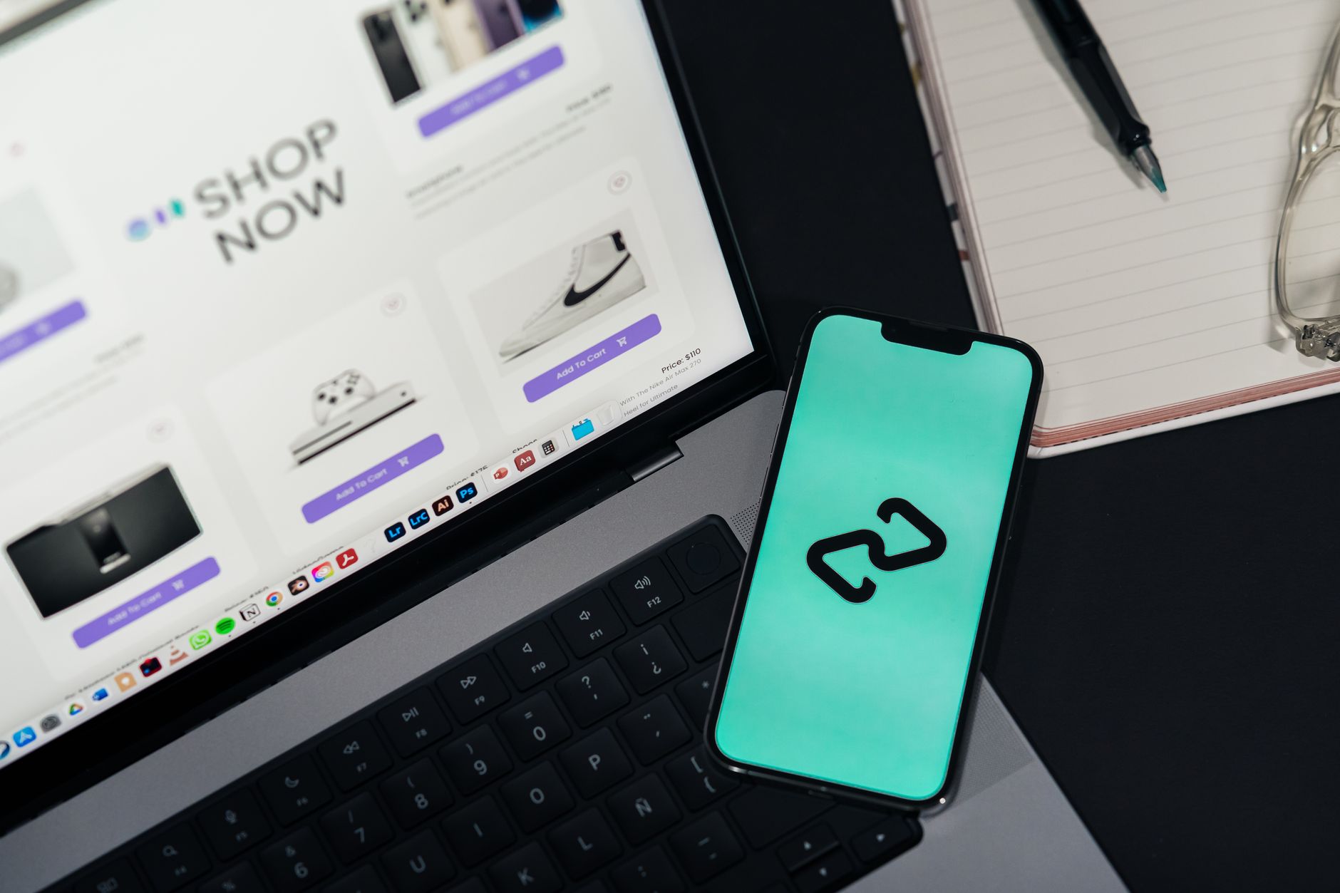 laptop marketplace browsing desk (Photo: Julio Lopez / Pexels)