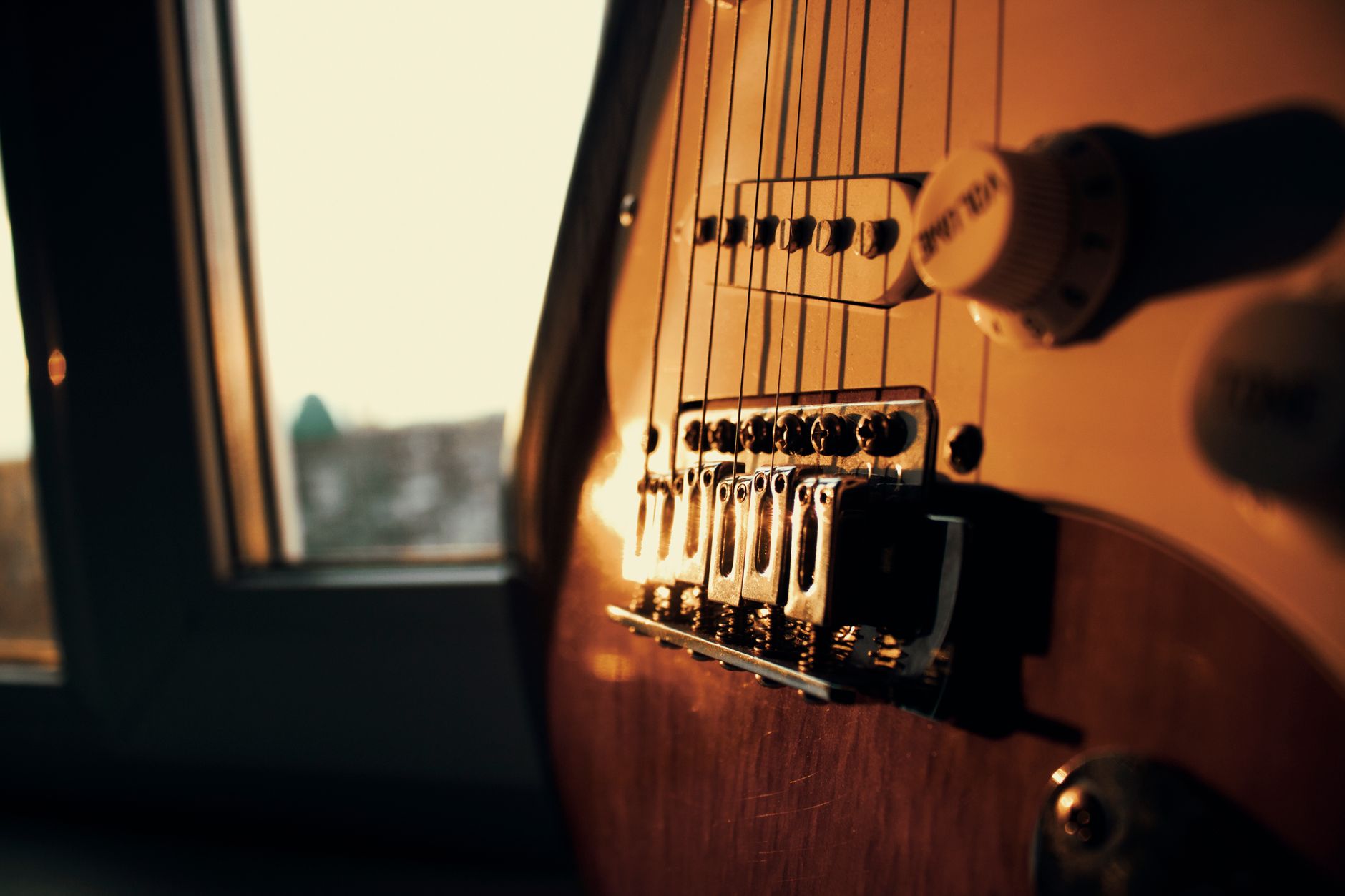 home studio warm light guitar (Photo: Ruslan Alekso / Pexels)