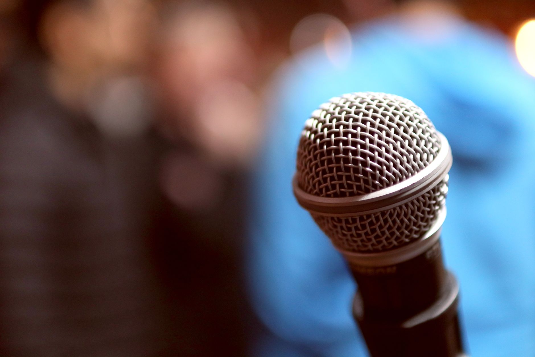 musician talking microphone stage (Photo: Damian Scarlassa / Pexels)
