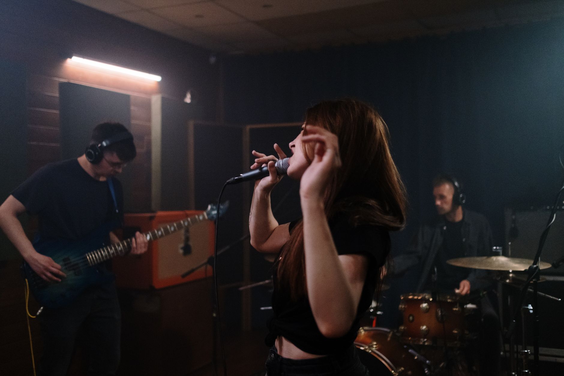 smartphone recording rehearsal room (Photo: cottonbro studio / Pexels)