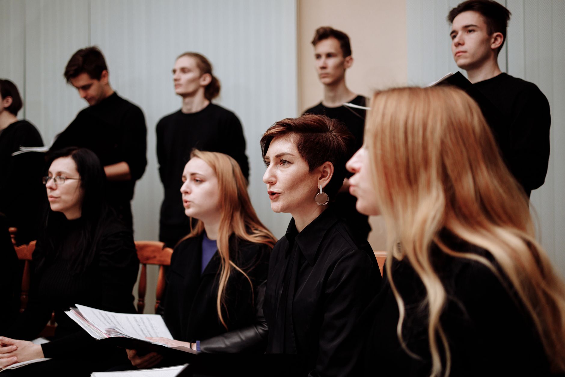 choir singing warm light (Photo: Thirdman / Pexels)