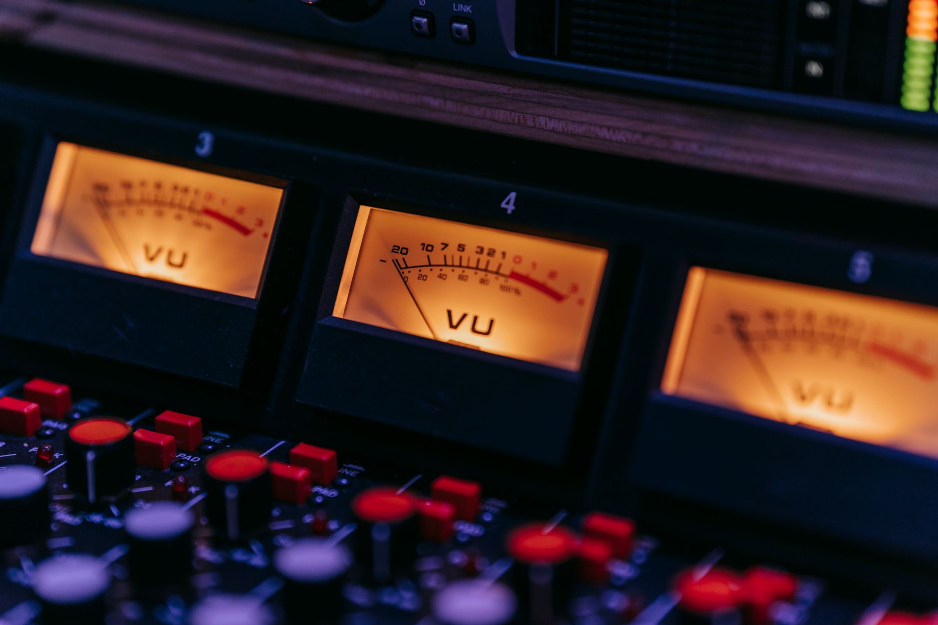 compressor rack unit meters (Photo: Anna Pou / Pexels)