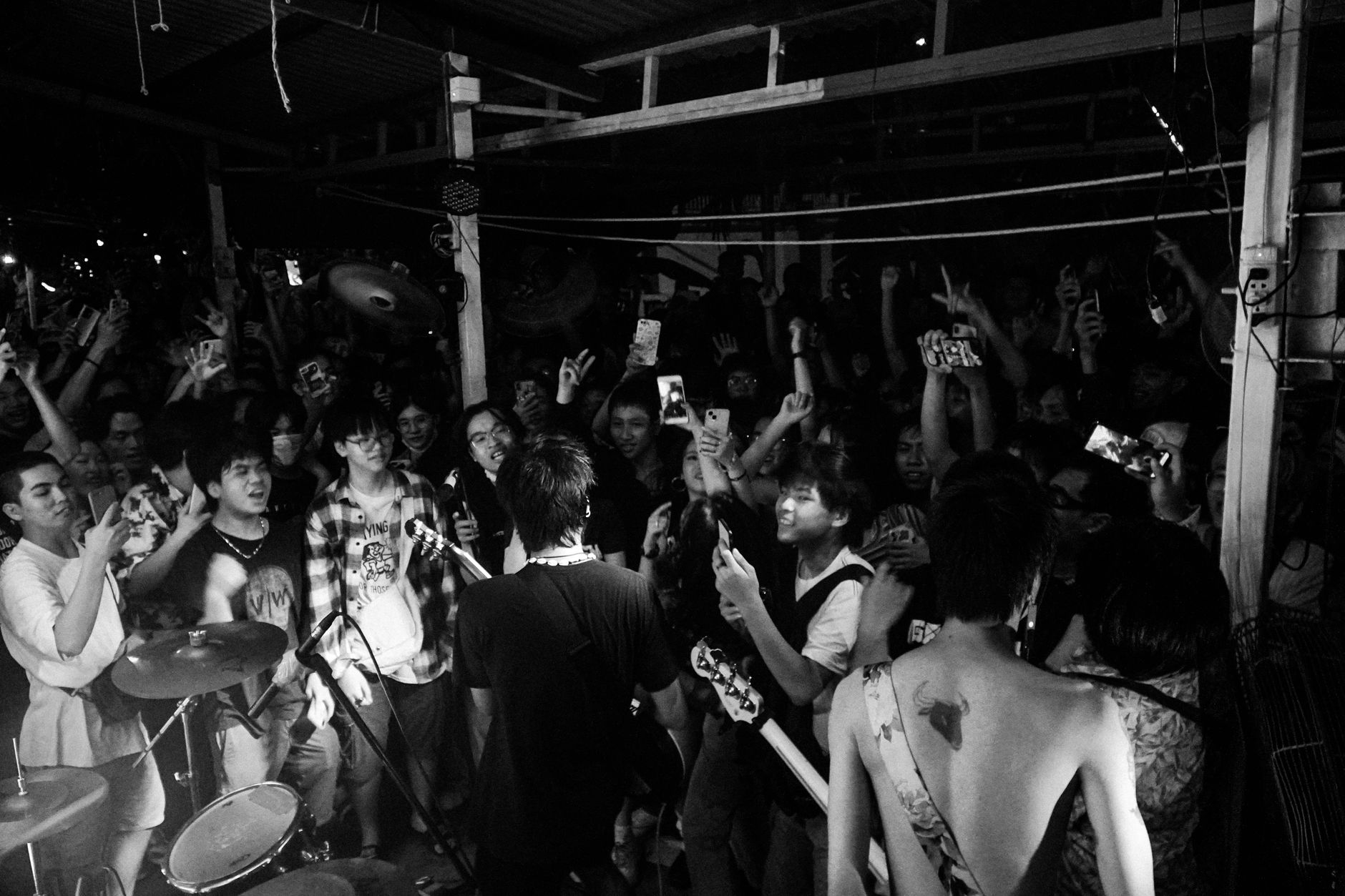 band performing crowded venue (Photo: Quyn Phạm / Pexels)
