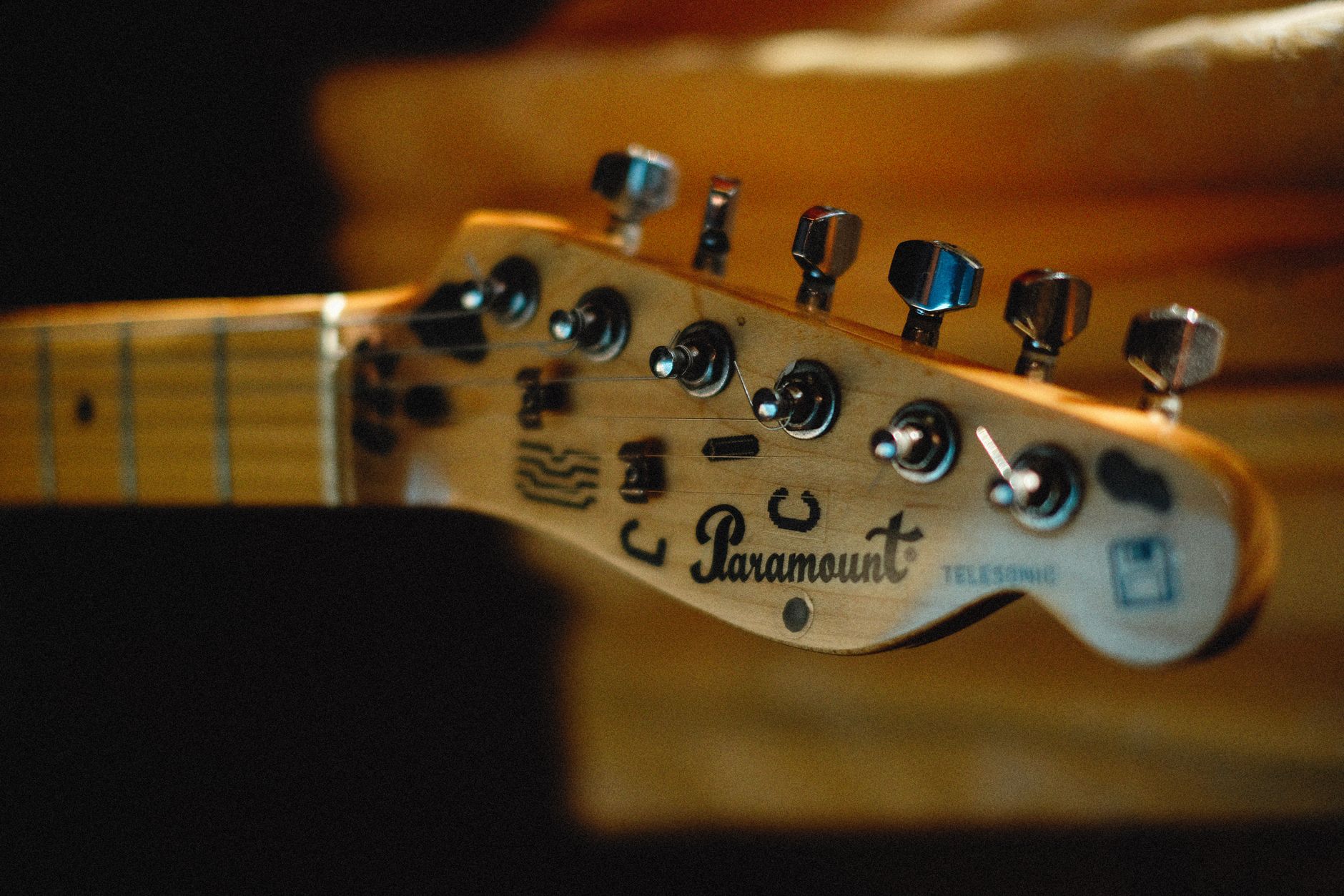 warm studio guitar morning light (Photo: Alexey Demidov / Pexels)
