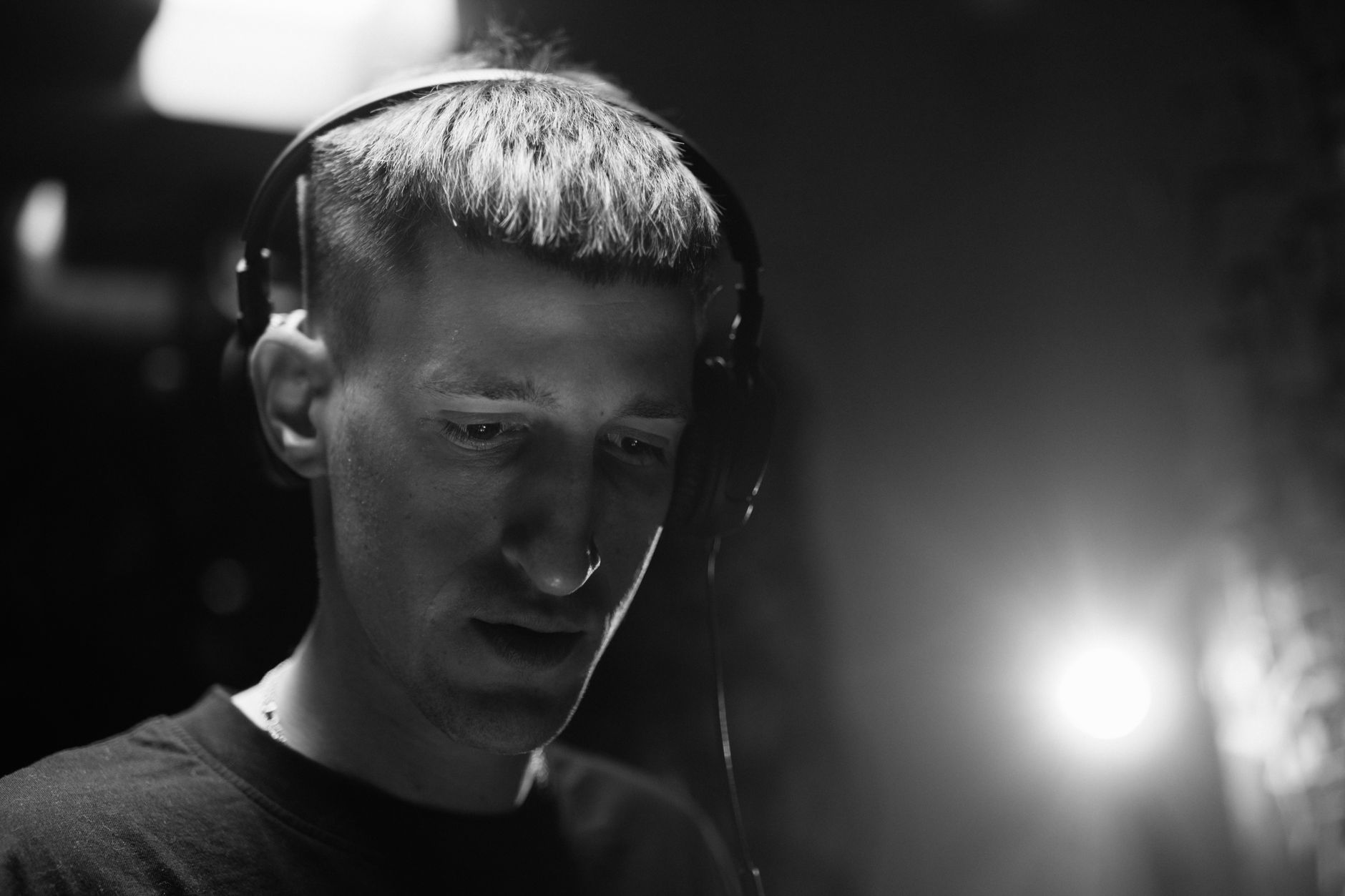 producer listening headphones (Photo: FOERDER ZONE / Pexels)