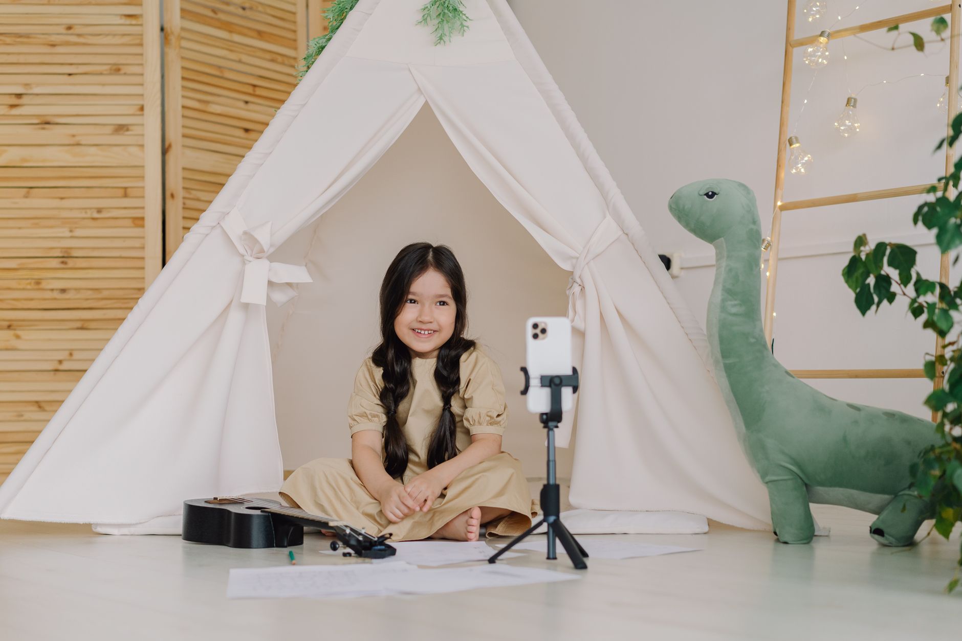 livestream acoustic home camera (Photo: Mikhail Nilov / Pexels)
