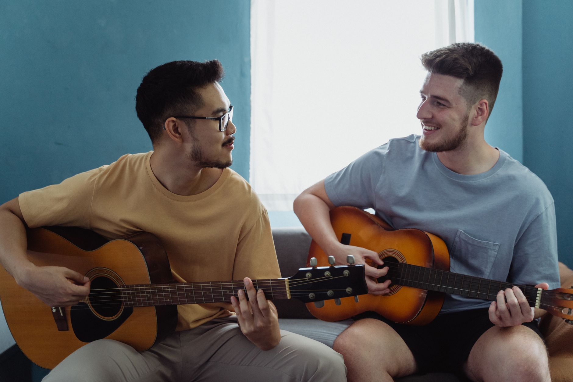 acoustic guitar practice room (Photo: Ketut Subiyanto / Pexels)