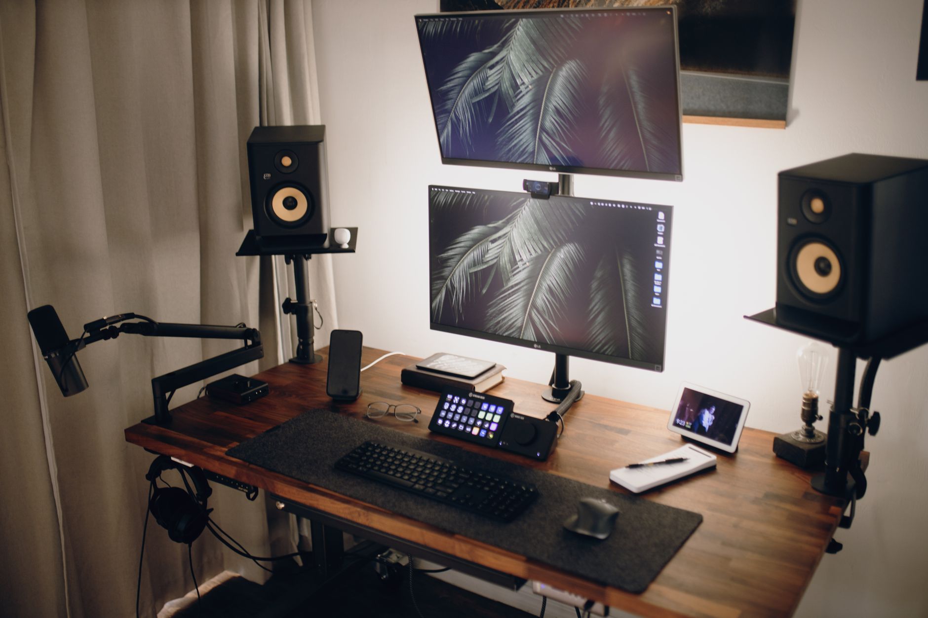keyboard stand studio setup (Photo: Josh Sorenson / Pexels)