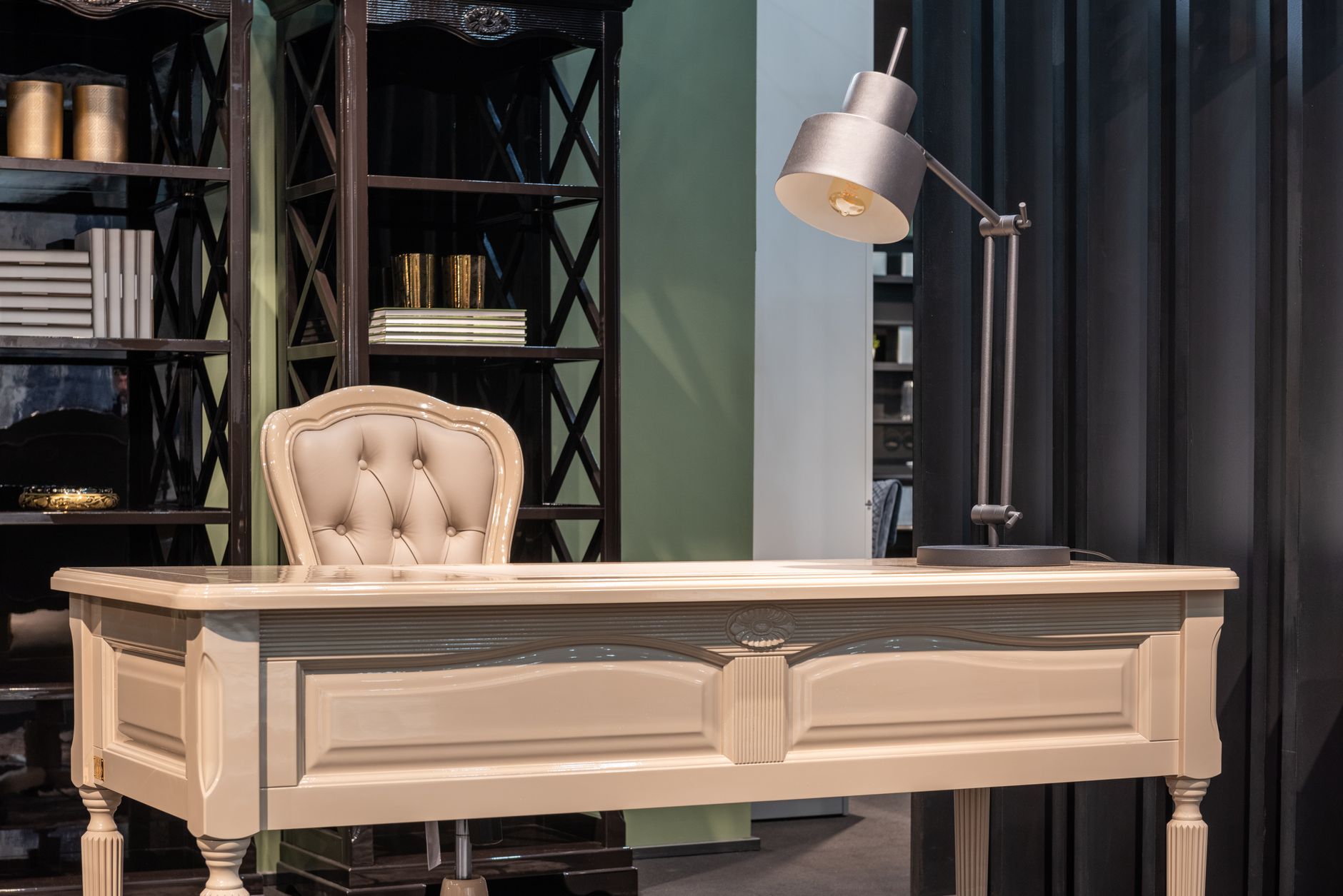 metronome wooden desk (Photo: Max Vakhtbovych / Pexels)