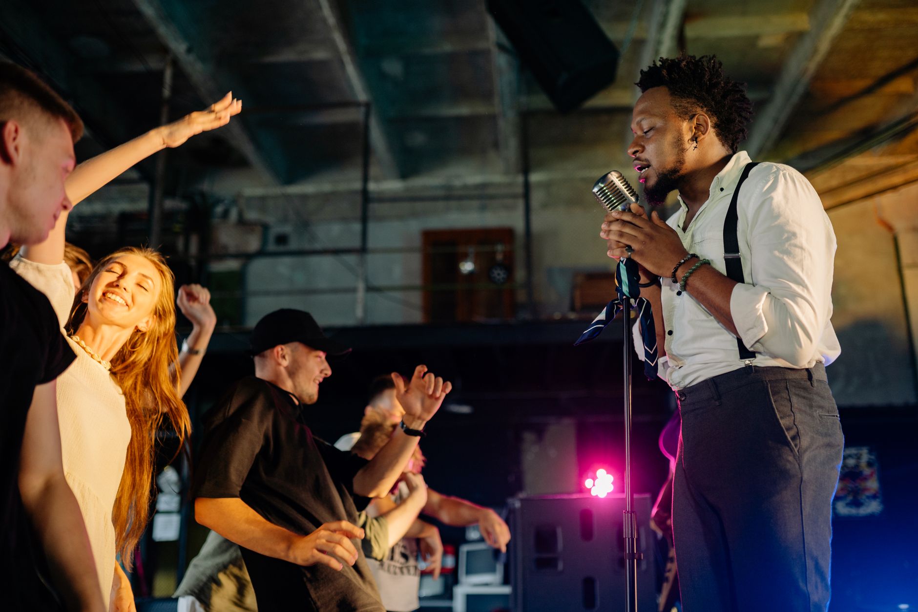 singer eye contact crowd (Photo: Yan Krukau / Pexels)