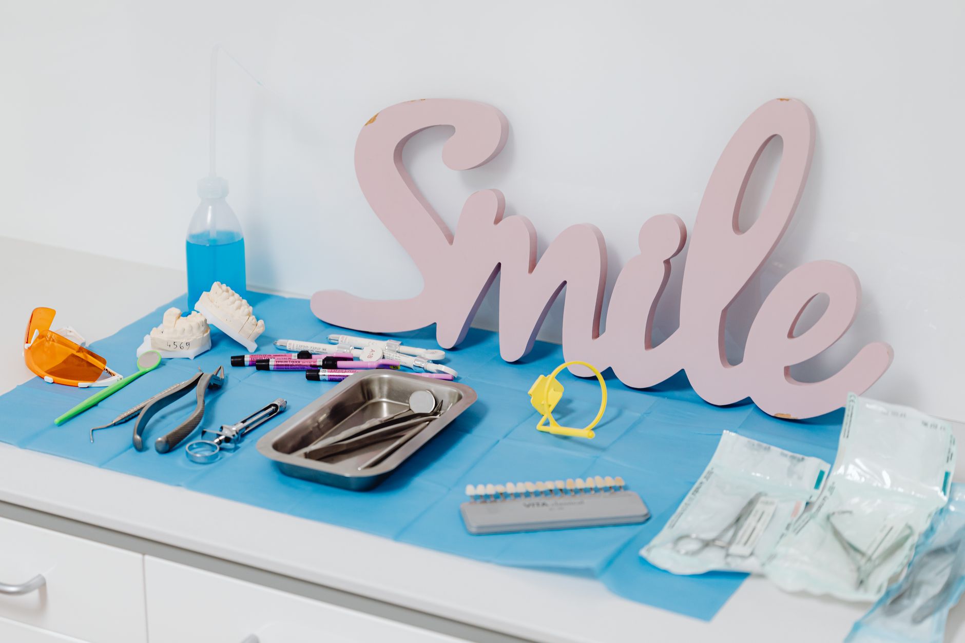instrument care tools table (Photo: https://kaboompics.com/ / Pexels)