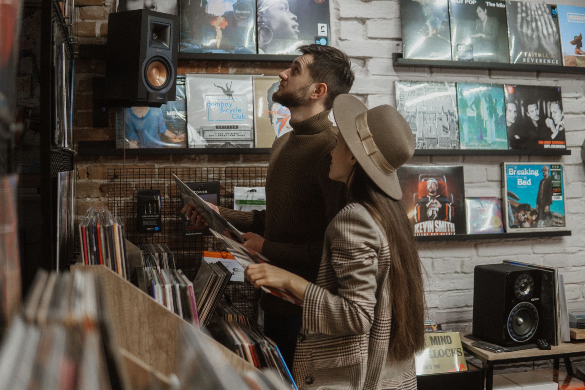 music shop equipment browsing (Photo: Anna Panchenko / Pexels)