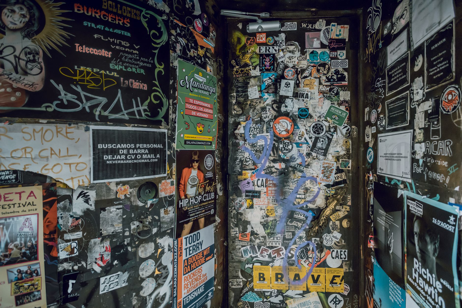 flyers rack live house (Photo: Aleksandar Pasaric / Pexels)