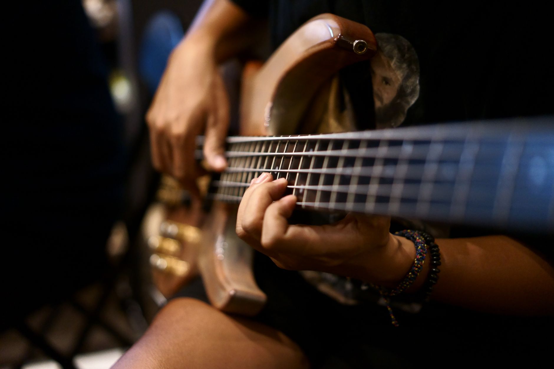 guitarist hand wrist closeup (Photo: gabriel bodhi / Pexels)