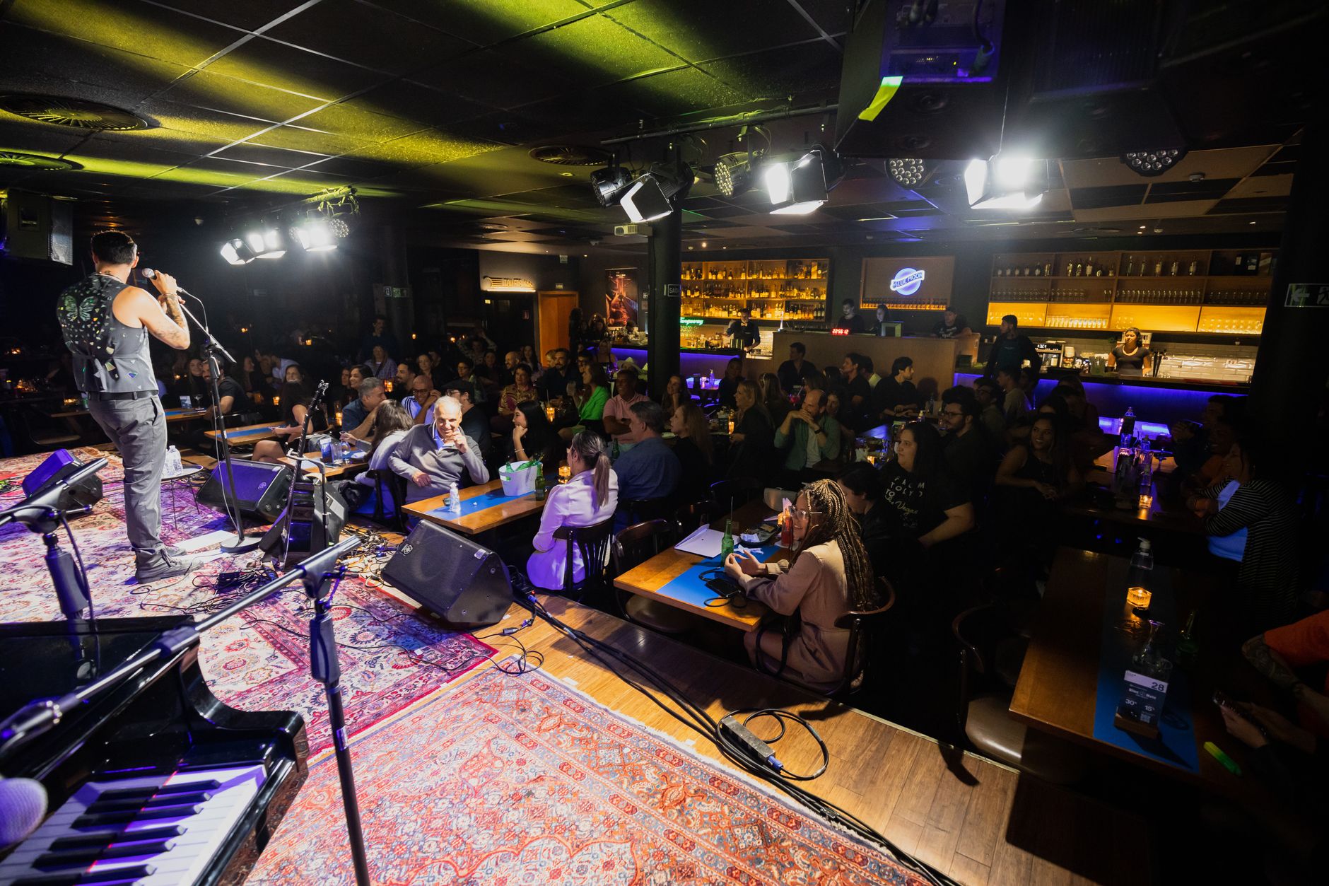 acoustic performance store audience (Photo: Matheus Bertelli / Pexels)