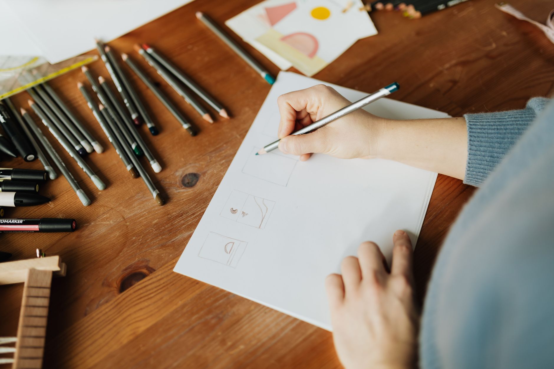 sketchbook logo design pencil (Photo: https://kaboompics.com/ / Pexels)
