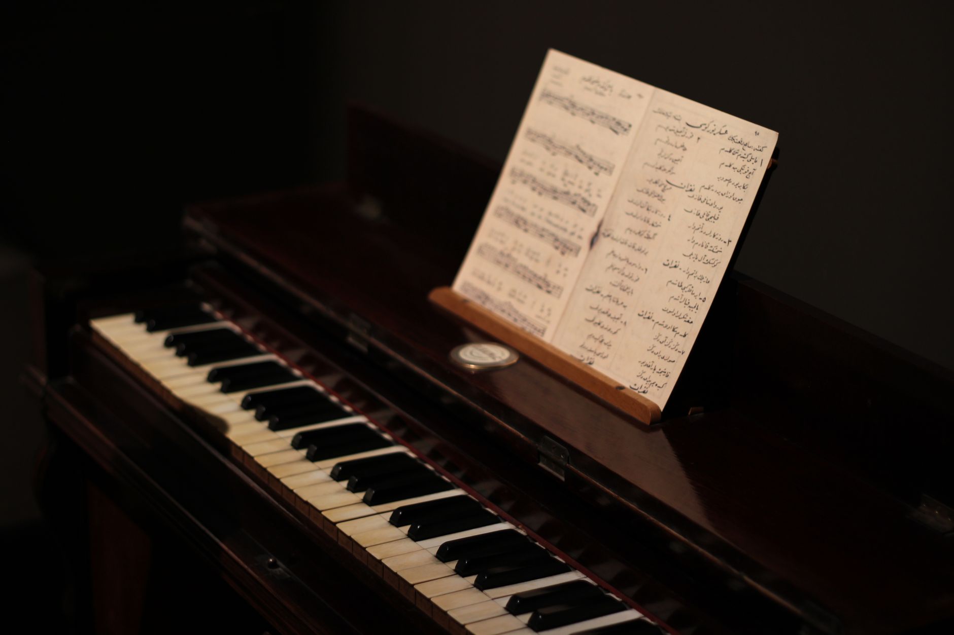 sheet music piano keys (Photo: Sümeyye Başbil / Pexels)