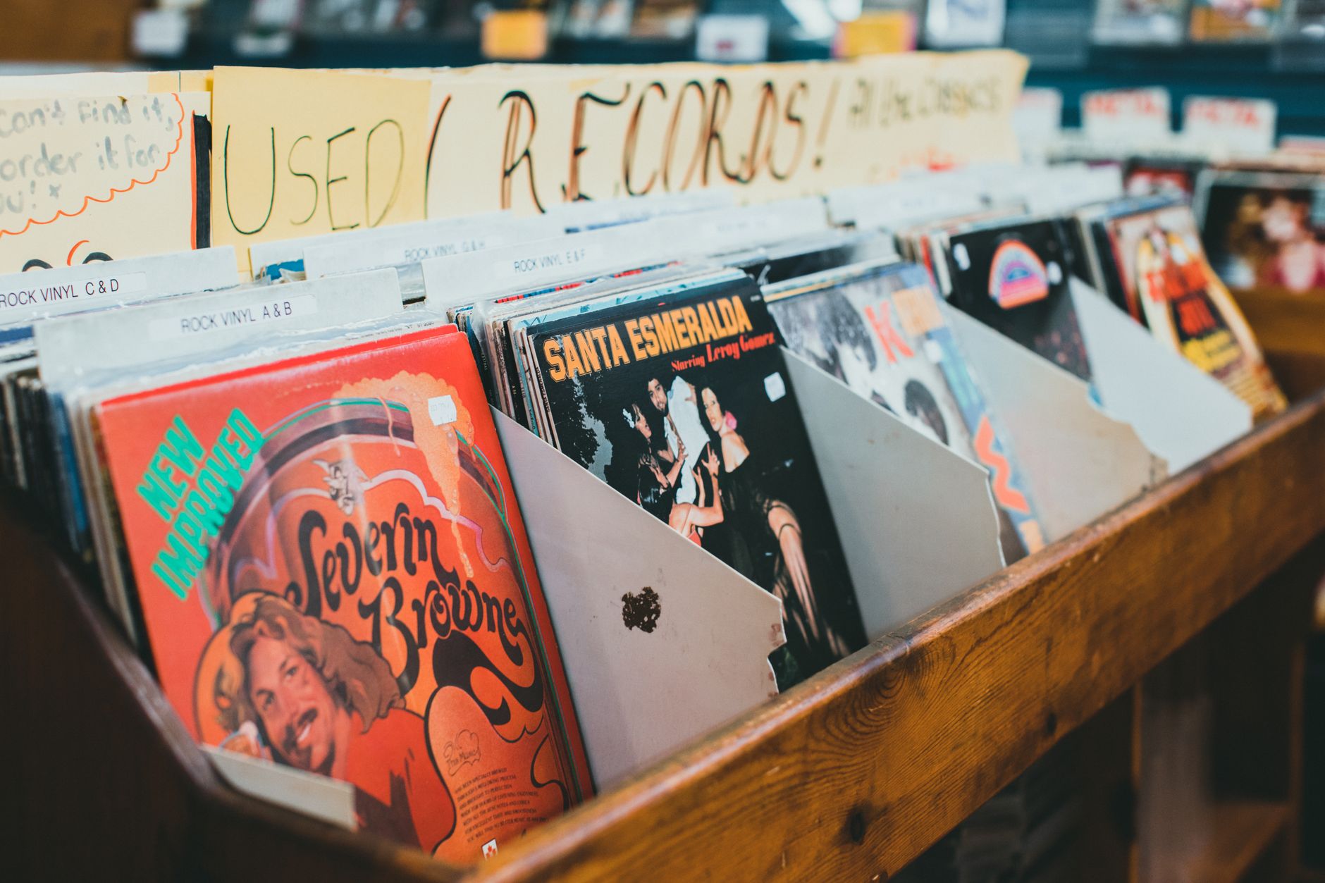 vinyl records row shelf (Photo: Jonathan Cooper / Pexels)