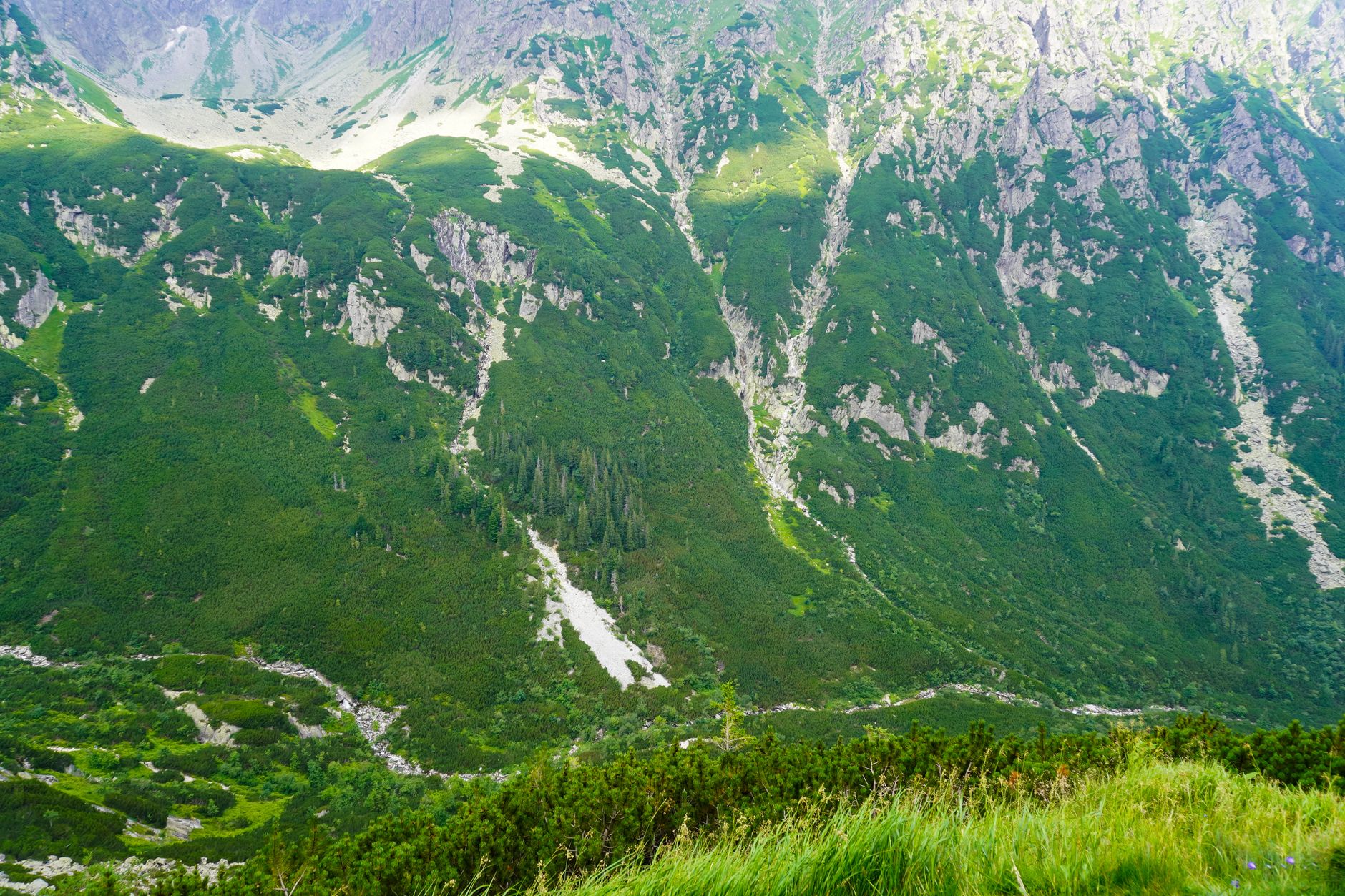 mountain valley echo landscape (Photo: Karol Korolowsky / Pexels)