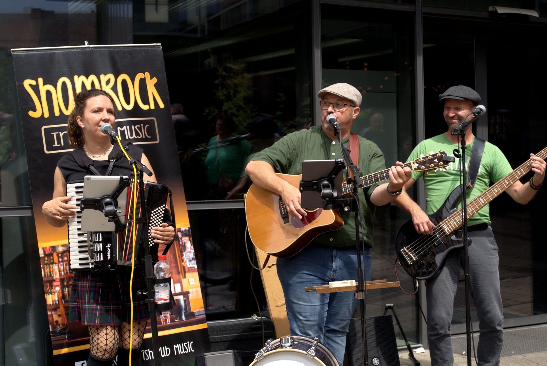 acoustic guitar harmonica player (Photo: Eugene Bolshem / Pexels)