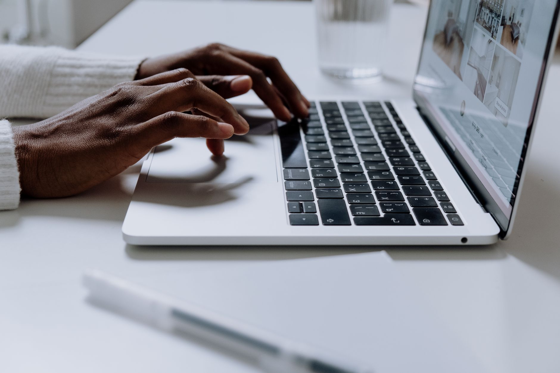 laptop email writing desk (Photo: cottonbro studio / Pexels)