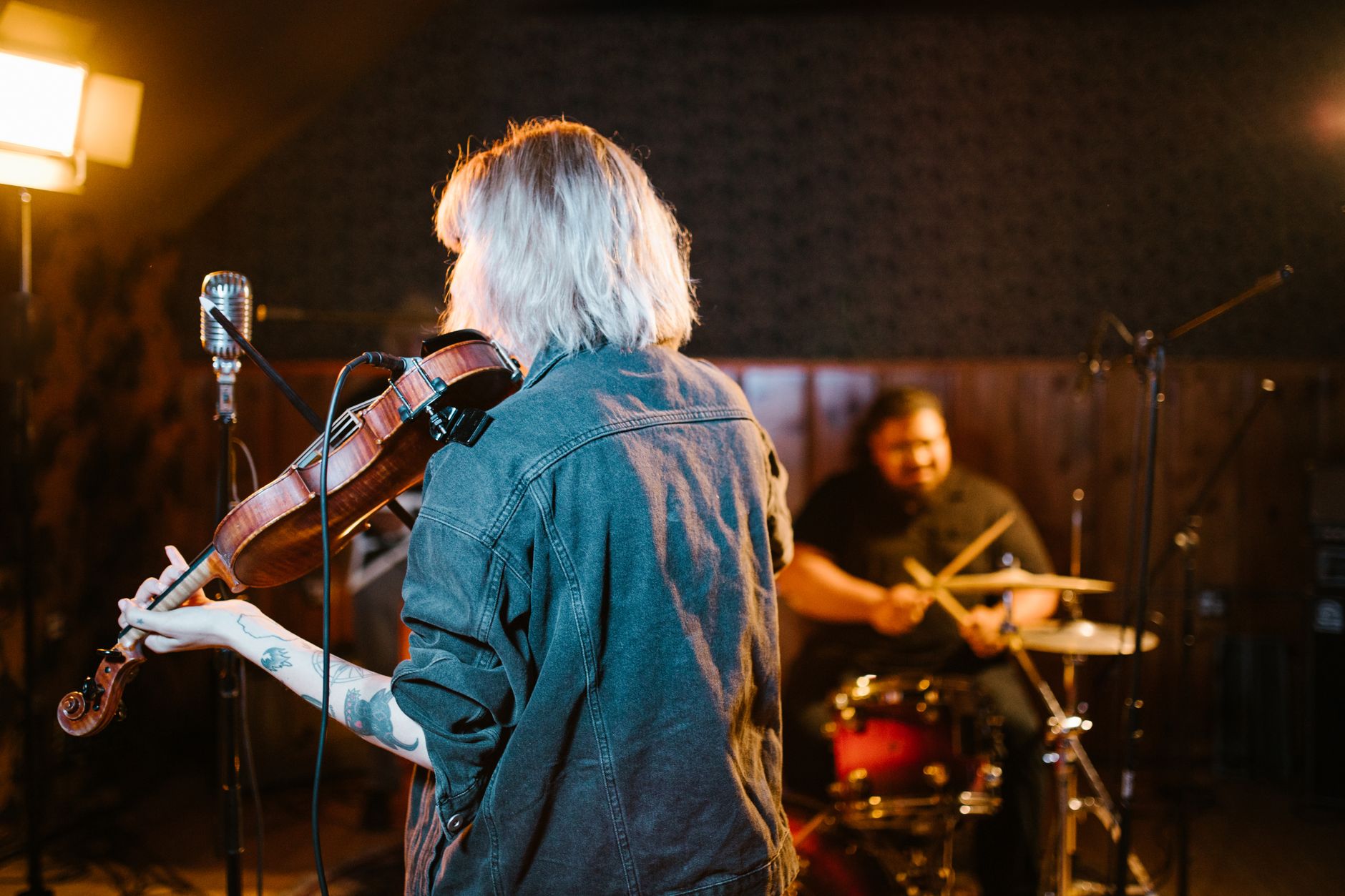musicians talking backstage (Photo: RDNE Stock project / Pexels)