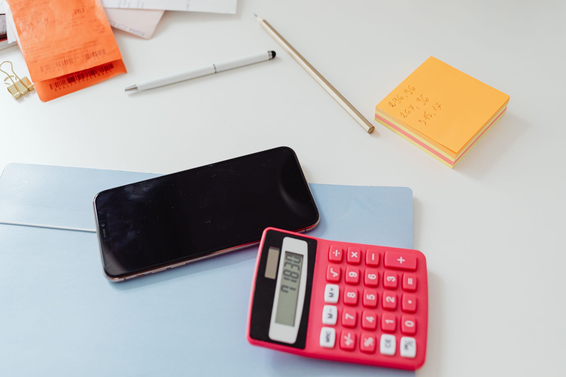 calculator budget planning notes (Photo: https://kaboompics.com/ / Pexels)