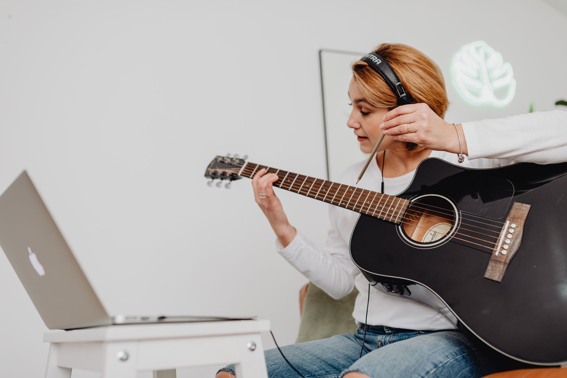 acoustic guitar desk (Photo: https://kaboompics.com/ / Pexels)