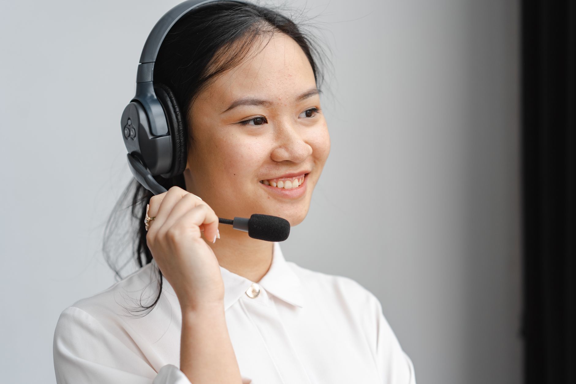 person speaking microphone headphones (Photo: Mikhail Nilov / Pexels)