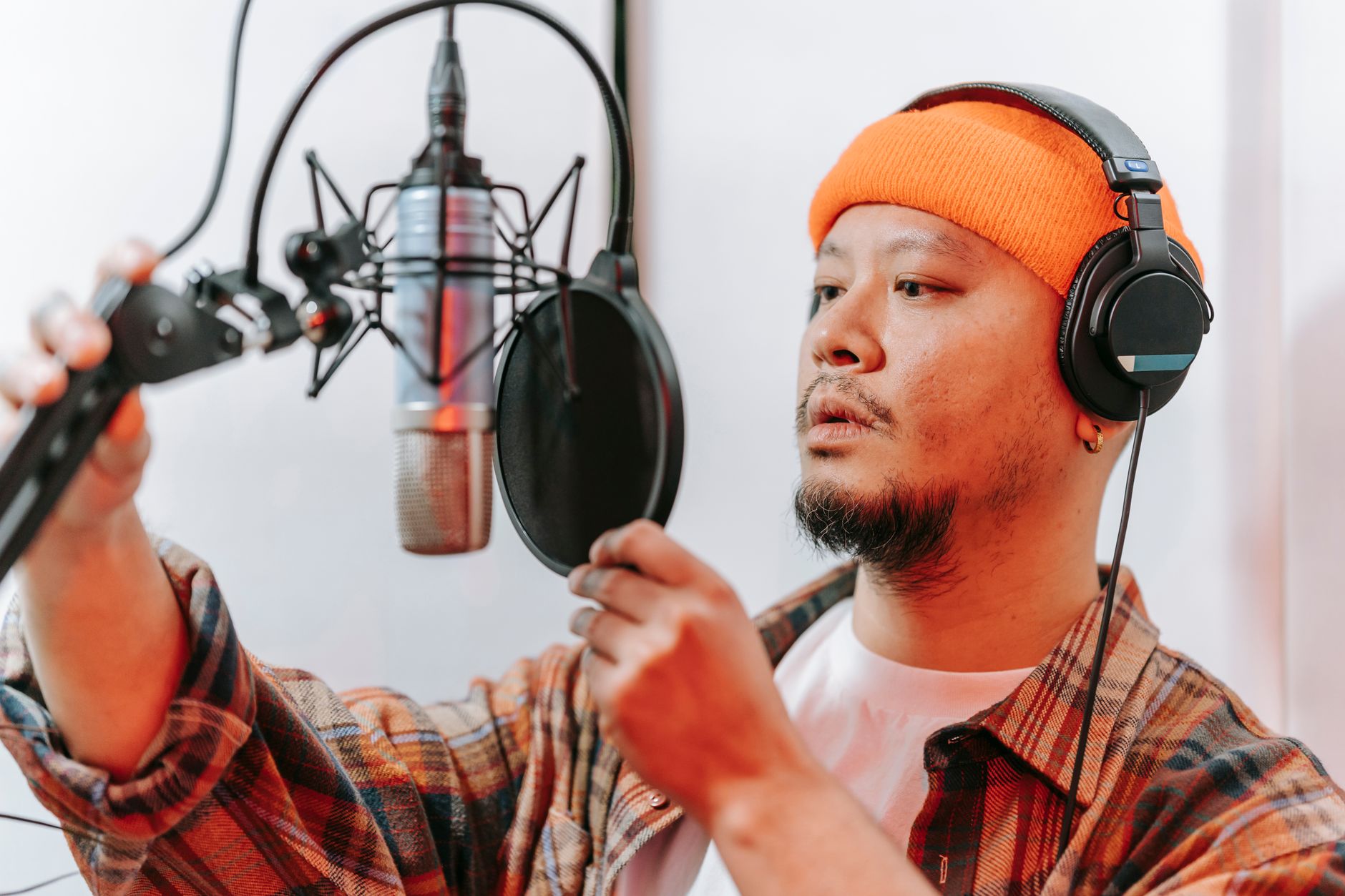 vocalist pop filter recording (Photo: Anna Pou / Pexels)