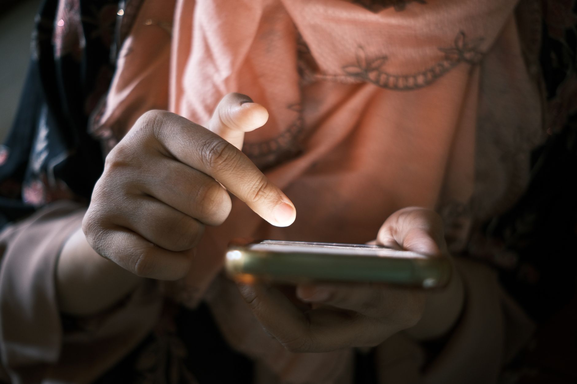 person scrolling phone night (Photo: Towfiqu barbhuiya / Pexels)
