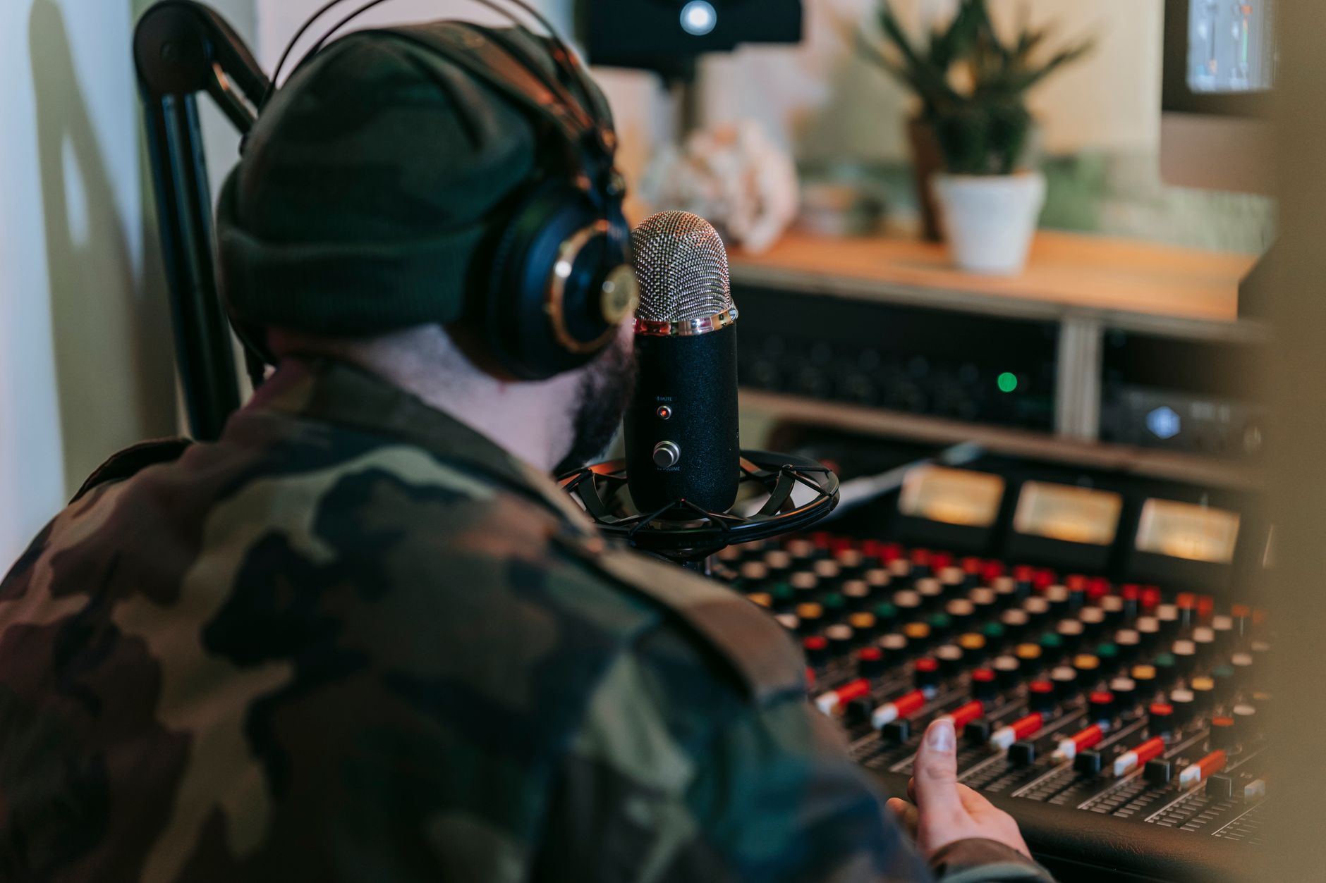 musician headphones editing audio (Photo: Anna Pou / Pexels)