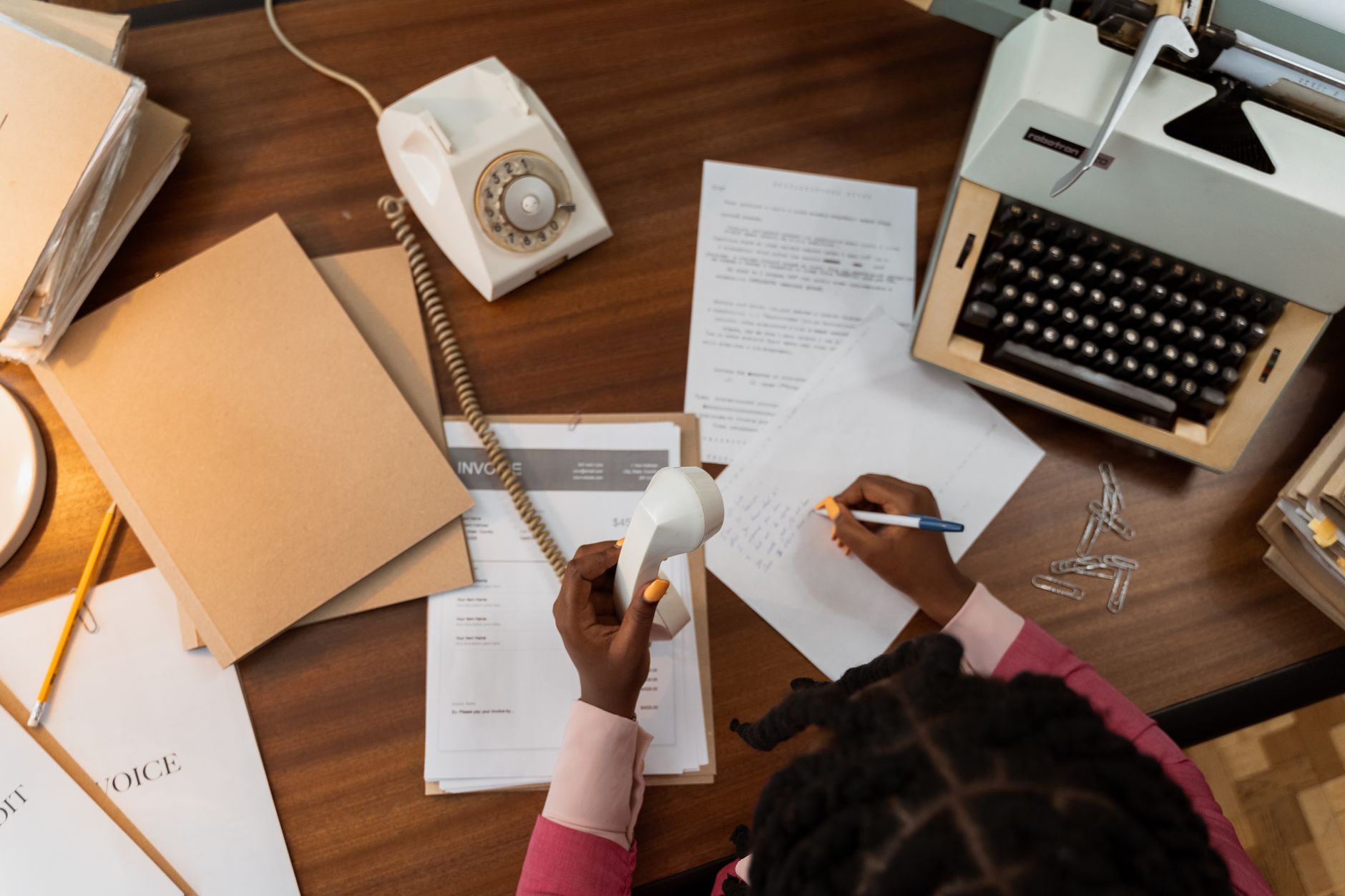 invoice document business desk (Photo: MART  PRODUCTION / Pexels)