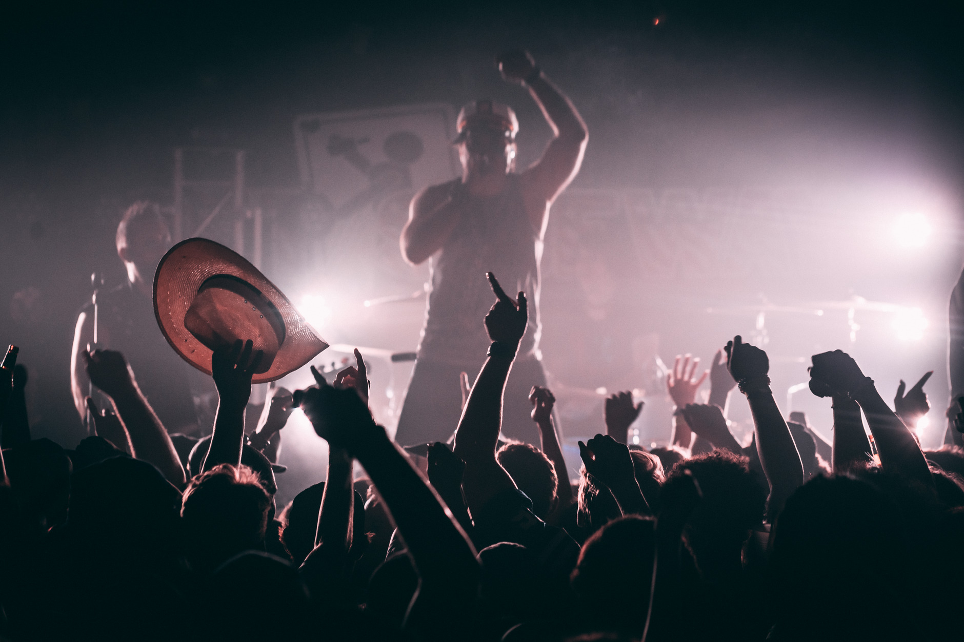 musician thanking fans stage (Photo: Dustin Tray / Pexels)