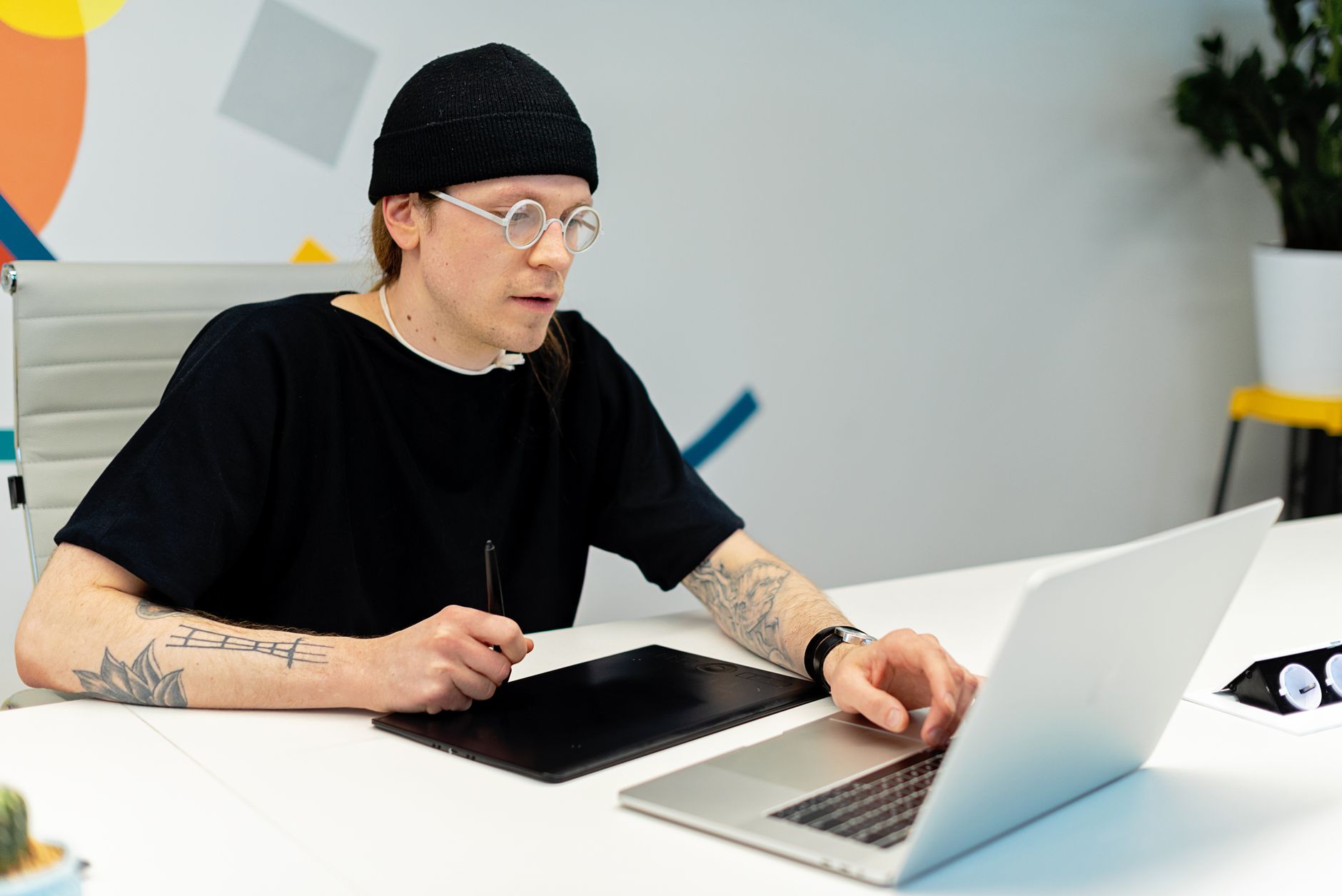 designer laptop graphic work (Photo: Mikhail Nilov / Pexels)